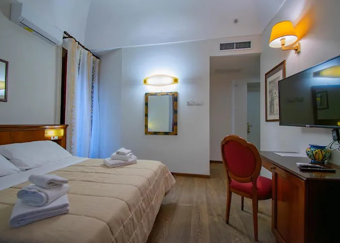 La Plumeria Чефалу